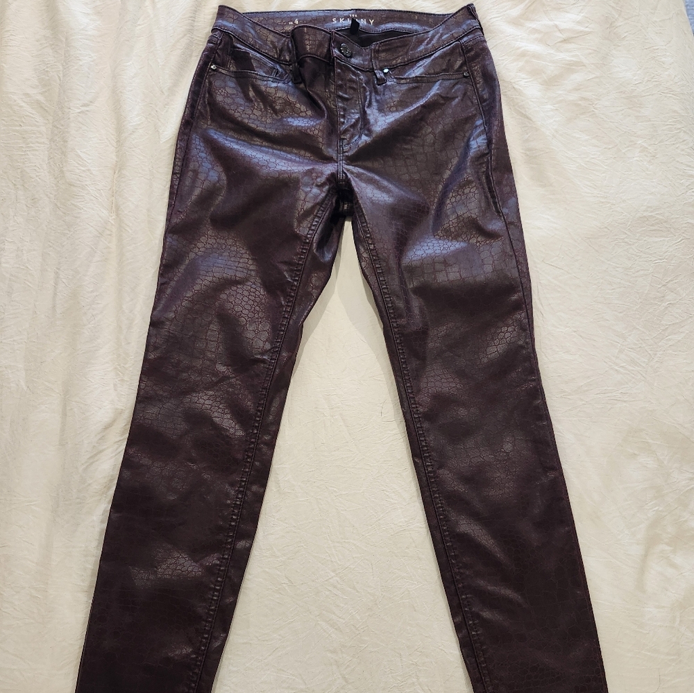 White house black market mid rise croc embossed skinny pants cabernet size 4